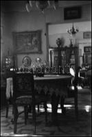 Egy kúria és a lakás belső részletei, 8 db fotónegatív, 6×9 cm