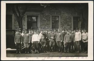 cca 1920 Katonatisztek és katonák csoportképe, fotólap, 9×14 cm