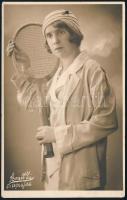 cca 1930 Hölgy teniszütővel, fotólap Leon budapesti műterméből, 13,5×8,5 cm