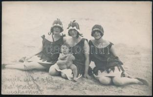 1922 Fürdőző hölgyek kislánnyal, fotólap, érdekes szöveggel, 13,5×8,5 cm