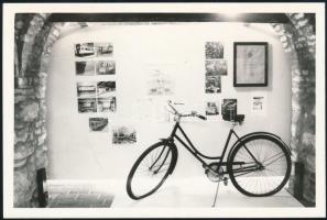 WM Csepel kerékpár egy kiállításon, fotó, 9×13,5 cm
