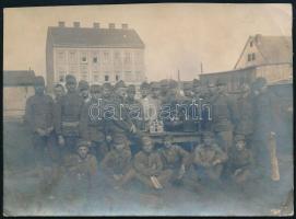 1918 Sankt Pölten, műszaki egység, csoportkép, sarkán törésnyomok, 11×15 cm