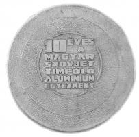 1972. 10 éves a magyar-szovjet timföld-alumínium egyezmény egyoldalas, nagyméretű Al plakett (~160x22mm) T:2