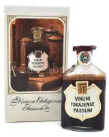 1979 Vinum Tokajense Passum, 5 puttonyos tokaji aszú, 0,3 l, viaszpecséttel lezárt, bontatlan palack díszdobozban, Tokajhegyaljai Állami Gazdasági Borkombinát Sátoraljaújhely