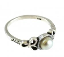 Ezüst(Ag) gyűrű, tenyésztett gyönggyel, jelzett, deformációval, méret: 58, bruttó: 3,18 g