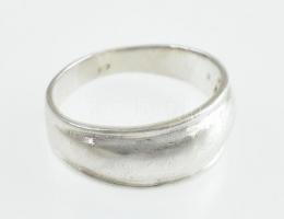 Ezüst(Ag) gyűrű, jelzett, méret: 57, nettó: 3,61 g