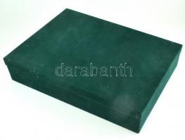 Hollóházi Faragó Miklós (1947- ) által tervezett porcelán készlet (váza, hamutál, bonbonniere) díszd...