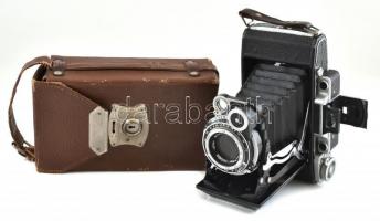 cca 1950-1960 Krasnogorsk Moszkva 5 / Moscow Mod 5 távmérős fényképezőgép Indusztar-23 110 mm f/4,5 objektívvell, kissé kopott tokjában, 17,5x10,5x6 cm / vintage USSR folding camera, with Industar-23 lens, in slightly worn case, 17.5x10.5x6 cm