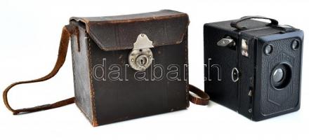 cca 1930-1940 Zeiss Ikon Erabox 6x9-es fényképezőgép, Goerz Frontar objektívvel, néhány kis kopásnyommal, kopott tokjában, 13x11,5x9 cm / Zeiss Ikon Erabox vintage German box camera, with very slight wear, in worn case, 13x11.5x9 cm