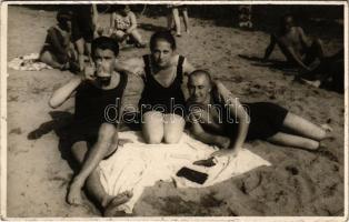 1927 Trencsénteplic, Trencianske Teplice; strand, söröző férfi / beach, man drinking beer. Foto Friedl, photo (EK)