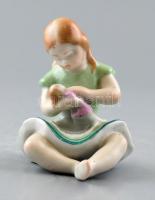 Kőbánya Kispest porcelán kislány babával, kézzel festett, jelzett, kis kopásnyomokkal, m: 9 cm