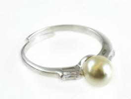 Ezüst(Ag) gyűrű, gyönggyel, jelzett, állítható méret, bruttó: 1,7 g