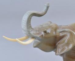 Royal Dux elefánt, kézzel festett, jelzett, apró kopásnyomokkal, m:18 cm