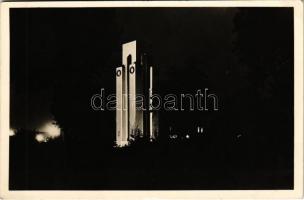 1942 Mohács, Hősi emlékmű éjjel. Sóss György felvétele
