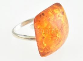 Ezüst(Ag) borostyános gyűrű, jelzett, méret: 52, bruttó: 6,32 g