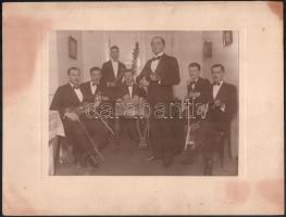 cca 1930 4 db zenészeket ábrázoló fotó és fotólap