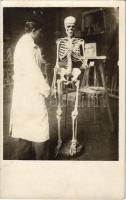 Festőművész a műtermében az emberi test anatómiáját tanulmányozza egy csontváz segítségével / Painter studying the human anatomy with the help of a skeleton. photo