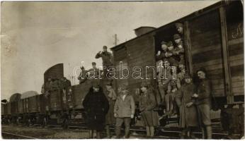 1917 Első világháborús osztrák-magyar katonai vonat a vasútállomáson / WWI K.u.k. military train on the railway station. photo (fa)