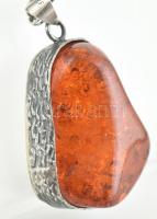 Ezüst(Ag) nyaklánc, jelzés nélkül, fém kapoccsal, fém keretes borostyán medállal, h: 60 cm, bruttó: ...