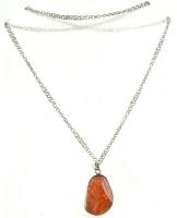 Ezüst(Ag) nyaklánc, jelzés nélkül, fém kapoccsal, fém keretes borostyán medállal, h: 60 cm, bruttó: ...