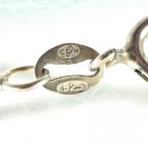 Ezüst(Ag) ékszerszett: csavart nyaklánc korall medállal, fülbevalópár, jelzett, bruttó: 17,7 g