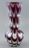 Piros-fehér anyagában színezett üveg váza, kis kopásnyomokkal, m: 34 cm