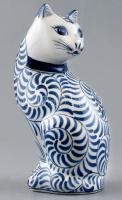 Kék mintás fehér porcelán macska kézzel festett, jelzés nélkül, kis kopásnyomokkal, m: 16 cm