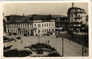 1941 Nagyvárad, Oradea; Bémer tér, villamos, Általános Hitelbank, drogéria, sorsjegyáruda, Fazekas úri szabó és Vadas üzlete, automobilok, katonák a téren / square with tram, shops, bank, drogerie, automobiles, soldiers