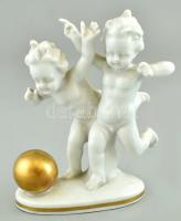 Német porcelán kettős putto figura, kézzel festett, jelzett, kopott, m: 14 cm