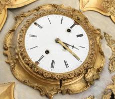 Biedermeier keretóra, aranyozott hársfa keret, negyedütős szerkezettel, kopott, sérült, javításra sz...
