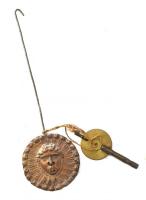 Biedermeier keretóra, aranyozott hársfa keret, negyedütős szerkezettel, kopott, sérült, javításra sz...