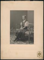 cca 1910 Fiatal lány padon, kartonra ragasztott fotó Scherling szatmári műterméből, 14,5×10,5 cm