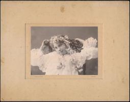 cca 1910 Kislány virágkoszorúval, kartonra ragasztott fotó Scherling szatmári műterméből, 10,5×14 cm