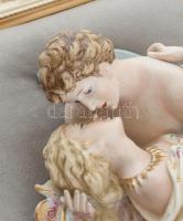 Jelzés nélkül: Szerelem. Porcelán falplasztika bársonnyal borított fára applikálva, dekoratív sérült...