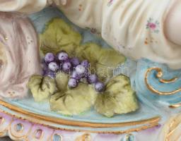 Jelzés nélkül: Szerelem. Porcelán falplasztika bársonnyal borított fára applikálva, dekoratív sérült...