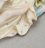 Jelzés nélkül: Szerelem. Porcelán falplasztika bársonnyal borított fára applikálva, dekoratív sérült...