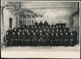 cca 1930-1940 Róma, nunciusok csoportképe, hátoldalán pecséttel jelzett fotó, Fotografia Pontificia G. Felici, 23,5x17 cm