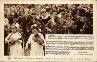 Echternach, Procession dansante, Le Corps du Musique improvise d'amateurs a la sortie de la Basilique
