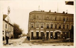 1943 Szászrégen, Reghinul Sasesc, Reghin; Városi szálloda, Kunsági István díszműáru kereskedése, Polgári sör / hotel, shop, automobil (EK)