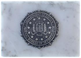 Amerikai Egyesült Államok DN Igazságügyi Minisztérium - Szövetségi Nyomozó Iroda (FBI) ezüstpatinázott érem (43mm) márványlapra erősítve (89x64x20mm) T:2 USA ND Department of Justice - Federal Bureau of Investigation (FBI) silver patinated medal (43mm) attached to a marble slab (89x64x20mm) C:XF