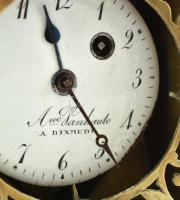 Antik spindlis asztali óra, 1800 körül, díszes azsúrozott tokban. Működik. Tisztításra szorul. Siet....