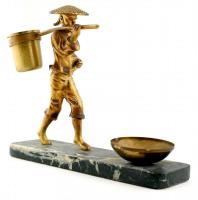 Vietnámi halász, bronz, márvány talpon, kopott, m: 22cm