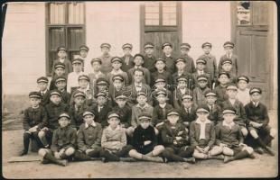 1923 Nagyváradi orth. izraelita polgári fiúiskola III. osztálya, osztályfőnök: Mihók Béla, fotólap, hátoldalon feliratozva, 9×14 cm