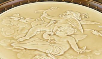 Schütz Cilli falitál, puttós díszítéssel, kézzel festett mázas fajansz, jelzett, mázrepedésekkel. d:...