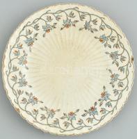 Párizsi Nagy Áruház jelzésű porcelán tányér, kopott, apró csorbákkal. d: 16 cm