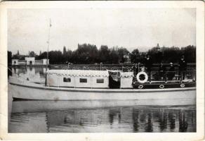 1930 Balatonfüred, Rex II. motoros hajó, tulajdonos: Szakács József. Szabó Imre fényképész felvétele (EB)