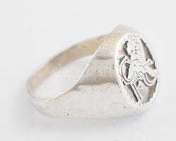 Ezüst(Ag) pecsétgyűrű, jelzés nélkül, deformációval, méret: 65, nettó: 5,04 g