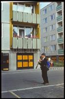 cca 1978 Szabadtéri koncert tárogatóval, egy kecskeméti lakótelepen, Vincze János (1922-1999) kecskeméti fotóművész hagyatékából 12 db vintage DIAPOZITÍV, 36x24 mm