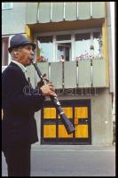 cca 1978 Szabadtéri koncert tárogatóval, egy kecskeméti lakótelepen, Vincze János (1922-1999) kecske...