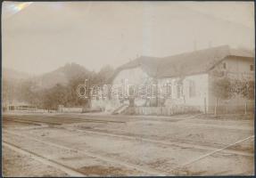 cca 1910 Erdély, Banicza vasútállomás (a tábla felirata halvány, de olvasható), a kép felületén törésvonalakkal, 17x11,5 cm